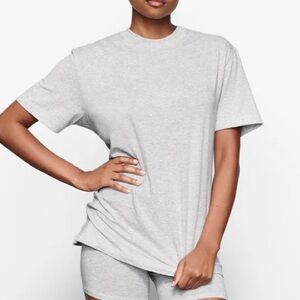 SKIMS boyfriend tee XS dark heather gray